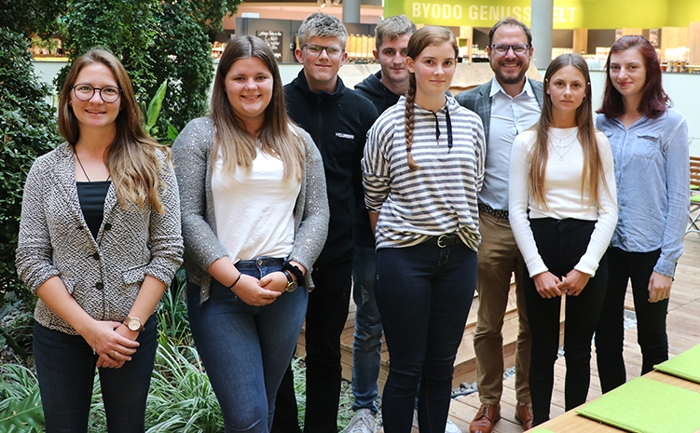 „Sechs neue Auszubildende zum Ausbildungsstart 2019“, mit Byodo Ausbildungsleitung Lisa-Maria Brunner (vorne links) und Josef Stellner – kaufmännischer Geschäftsführer bei Byodo (hinten rechts)
