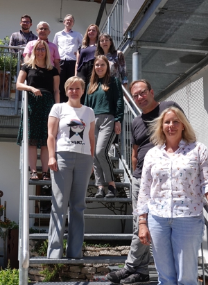 (von rechts): Andrea Streiter, Geschäftsführerin des Tourismusverbands Inn-Salzach, die Projektverantwortlichen der Innsbrucker Firma Locandy und Vertreter der vier beteiligten Kommunen haben sich zu einem Auftakt-Workshop getroffen.
