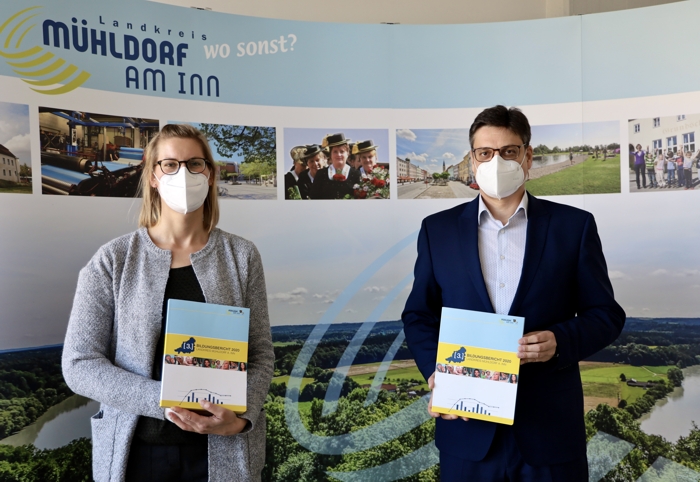 Dr. Carolin Jürgens von Lernen vor Ort mit Landrat Max Heimerl präsentieren den Bildungsbericht des Landkreises Mühldorf a. Inn.