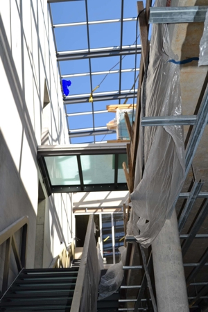 Fertig montiertes Glasdach schließt Baulücke am Beruflichen Schulzentrum