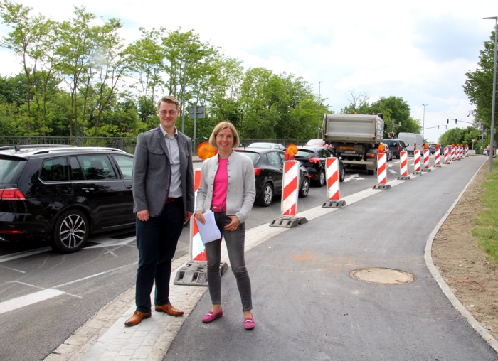 Erster Bürgermeister Michael Hetzl und Stadtbaumeisterin Birgit Weichselgartner machen sich vor Ort ein Bild von der Baumaßnahme.