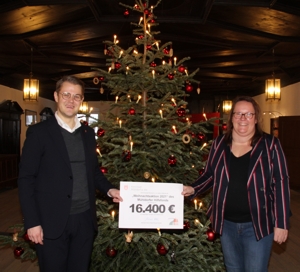 Über die Weihnachtsaktion der Kreisstadt Mühldorf freuen sich (von links): 1. Bürgermeister Michael Hetzl und Monika Pingitzer.