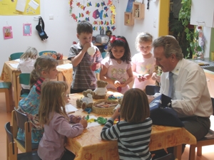 Landrat Georg Huber mit Kindern im Kindergarten Maria Schutz in Waldkraiburg