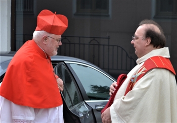 farrer Aneder begrüßt Erzbischof Kardinal Marx bei der Firmung 2015