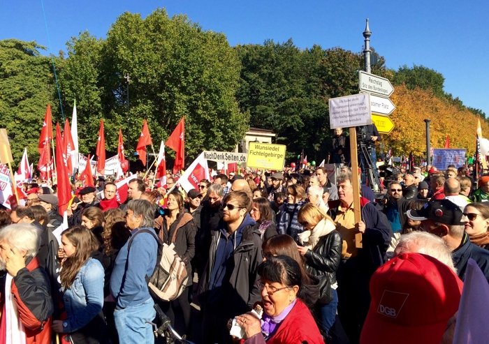 Die Gewerkschafter der Region in der ersten Reihe beim TTIP-Protest-Marsch in Berlin