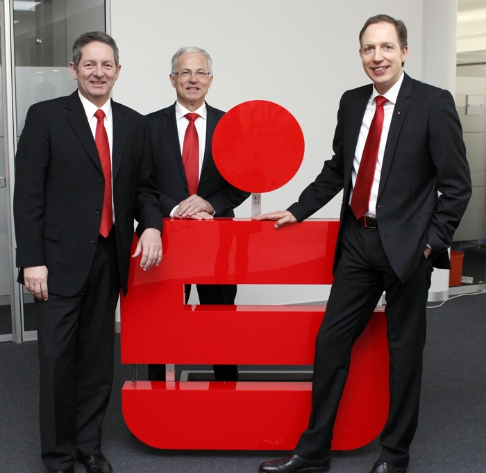 Auf dem Bild von rechts: Dr. Stefan Bill, Vorsitzender des Vorstandes der Sparkasse Altötting-Mühldorf, Karl Straßer, stv. Vorsitzender des Vorstandes, Bernd Renschler, Mitglied des Vorstandes