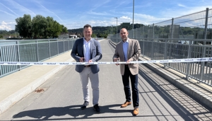 Das Bild der Verbund AG zeigt 1. Bürgermeister Christian Weyrich und Tobias Heiserer von den Verbund Innkraftwerken bei der Verkehrsfreigabe der Brücke über den Innkanal.