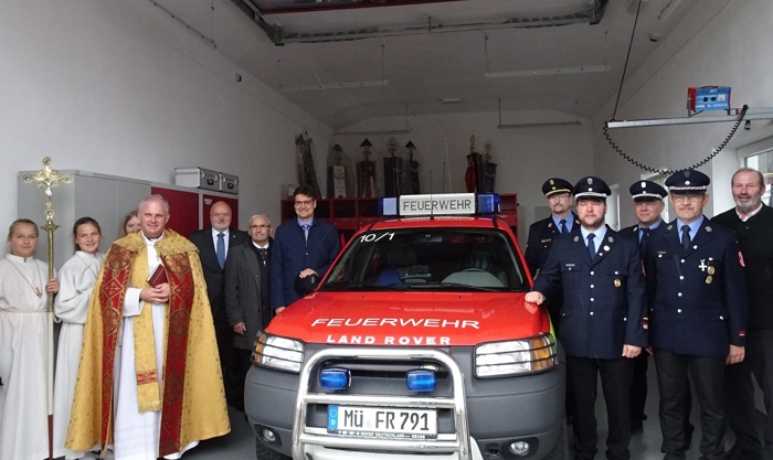 Unser Bild zeigt von links: Pfarrer Thomas Barenth, Buchbachs Bürgermeister Thomas Einwang, Oberbergkirchens Bürgermeister Michael Hausperger, Landrat Max Heimerl, Kreisbrandrat Harald Lehertshuber, Kommandant und Leiter der Einheit Michael Lanzinger, Kreisbrandmeister Werner Müller, Vorstand Martin Bohner und der stellvertretender Kreisvorsitzende des BRK Mühdorf Ulrich Niederschweiberer nach der Segnung der Fahrzeughalle und des Einsatzfahrzeuges