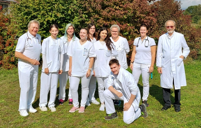 Das Team das Team des MVZ Isental freut sich über die neue Kollegin Dr. Seraina Achatz-Schenkel (zweite von rechts).