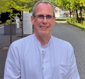 Prof. Dr. Holger Rambold, Facharzt für Neurologie, leitet den Bereich „Kopfschmerz”. Foto: Schmitzer/InnKlinikum