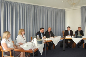 Von links: Beate Ganghofner, Ulla Stadler(beide Innkraft Bayern), Landrat Erwin Schneider (Landkreis Altötting), DDr. Karl Gollegger (VERBUND), Jörg Schmitt, Robert Haimerl (beide Innkraft Bayern)