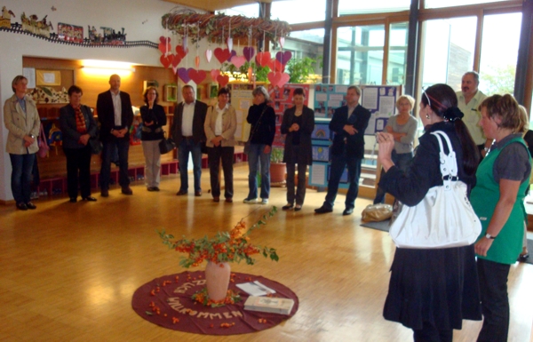 Delegation aus dem Landkreis Mühldorf beim Besuch eines Kindergartens in Kortsch, Südtirol