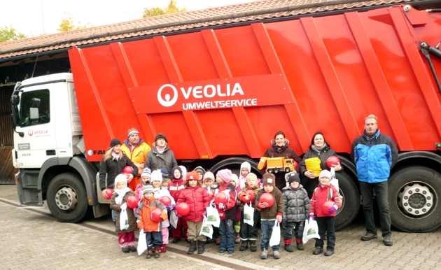 Kindergartenkinder besichtigten ein Müllauto