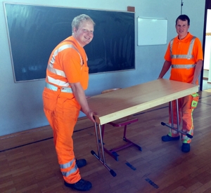 Bernhard Obermaier (links) und Christian Meier vom Landkreis-Bauhof bei den Vorbereitungen für den Schulstart.