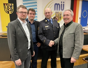 Im Bild von links: Wahlleiter Bernd Hofer, Geschäftsbereichsleiter Patrick Schumann, Kreisbrandrat Harald Lechertshuber, Landrat Georg Huber