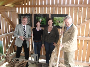 Auf dem Foto sind zu sehen (von links nach rechts): Landrat Georg Huber Angelika Vago und Eva von Lospichl von Treffpunkt Wildland, Prof. Dr. Jürgen Vocke, Präsident des Bayerischen Jagdverbandes
