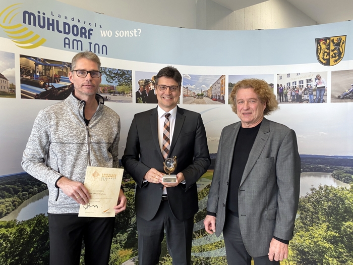 Das Bild der Pressestelle des Landratsamtes Mühldorf zeigt: Josef Anglhuber (links) und Johann Schmuck (rechts) von der ARGE Schmuck-Anglhuber Architekten freuen sich zusammen mit Landrat Max Heimerl über die Auszeichnung "Deutscher Solarpreis 2022".