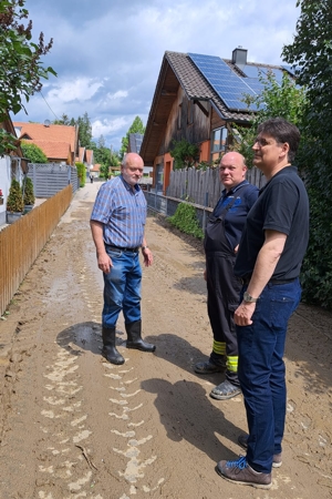 Gemeinsam mit Bürgermeister Thomas Einwang und Kreisbrandmeister Werner Müller machte sich Landrat Max Heimerl ein Bild vor Ort in Steeg bei Buchbach