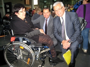 Zusammentreffen mit dem Behindertenbeauftragten der Bundesregierung Hubert Hüppe. V.l.n.r.: Anita Donaubauer, Bundestagsabgeordneter Stephan Mayer sowie der Beauftragte.