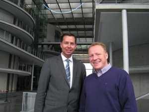 MdB Stephan Mayer (links) im Gespräch mit SOB-Geschäftsführer Christoph Kraller (rechts) im Paul-Lobe Haus, in dem die Ausschussitzungen des Deutschen Bundestags stattfinden