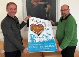 Bürgermeister Antwerpen mit dem Plakat für die Hofdult 2022