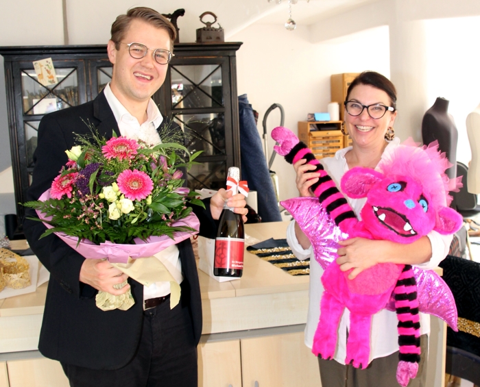 Erster Bürgermeister Michael Hetzl gratuliert Alexandra Brandner zum Deutschen Fernsehpreis in der der Kategorie Beste Ausstattung (Kostüm/Szenebild) Unterhaltung.