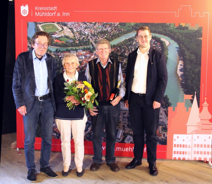 Unser Bild der Stadtverwaltung zeigt 1. Bürgermeister Michael Hetzl (rechts) und Dr. Franz Starflinger. Sie würdigten das große ehrenamtliche Engagement von Helga und Gerd Ziche. 