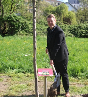 Der Kinderbaum 2022 ist eine Birnensorte, die 1. Bürgermeister Michael Hetzl im ehemaligen Holzhauser Garten gepflanzt hat. Foto: Monika Neimcke