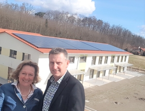  Erste Bürgermeisterin Marianne Zollner und Stadtwerke-Geschäftsführer Alfred Lehmann machen sich ein Bild von den beiden Photovoltaikanlagen.