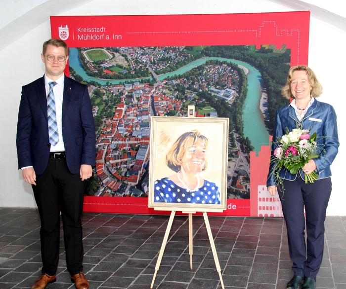 1. Bürgermeister Michael Hetzl und Marianne Zollner bei der Übergabe des Porträts im Rathaus.