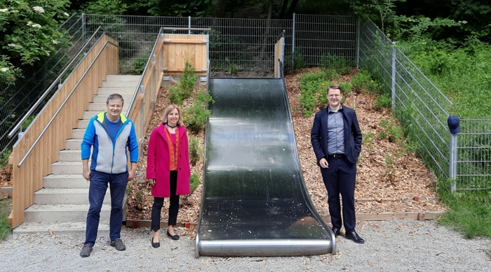 Eine neue Attraktion auf dem Spielplatz am Stadtwall: 1. Bürgermeister Michael Hetzl (von rechts) und Stadtbaumeisterin Birgit Weichselgartner freuten sich gemeinsam mit Bauhofleiter Wolfgang Huber über die gelungene runderneuerte Rutschenanlage am Hang.