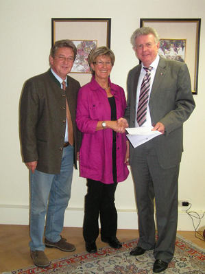 Marietta Zuber mit Mühldorfs Bürgermeister Günther Knoblauch und Robert Lummer