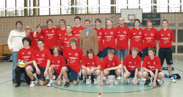 Jugendreferent Gottfried Kirmeier übergab die Preise an den südbayerischen Meister vom ASV Dachau und die Mühldorfer Volleyballer