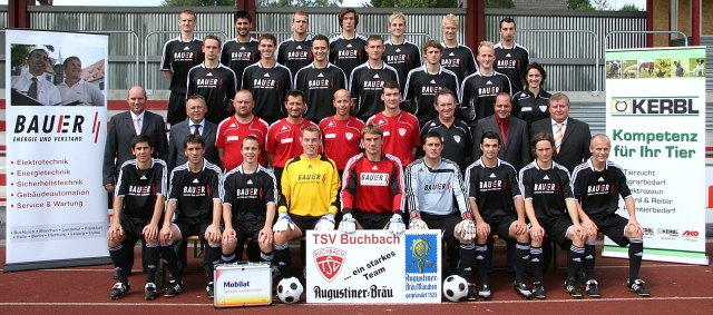 TSV Buchbach: Das Bayernliga-Team des TSV Buchbach mit Trainern, Betreuern und Funktionären