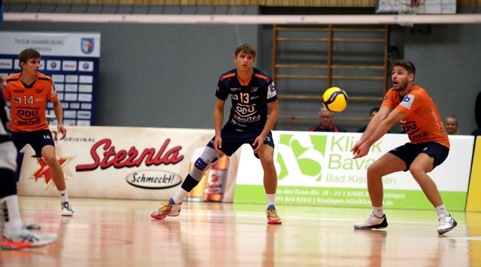 Auf die Annahme kommt es an: Kapitän Tom Brandstetter, Libero Fritz Vähning und Fabian Bartsch  (von rechts) waren am ersten Spieltag gegen Hammelburg stark gefordert. Vähning wird diesmal nicht Hauptannahmespieler sein, Co-Trainer Sebastian Dollinger wird als Libero aufs Spielfeld treten. Foto: Bartsch