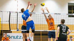 Mühldorfs Blockspieler (rechts Paul Gehringer) mussten sich strecken, um die Angriffe der Gothaer zu entschärfen. Gothas Werner (blau/Nummer vier) holte sich den MVP-Titel. Foto: Fabian Bartsch/fab